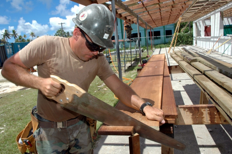 ebeniste-TRAMOLE-min_worker_construction_building_carpenter_male_job_build_helmet-893290